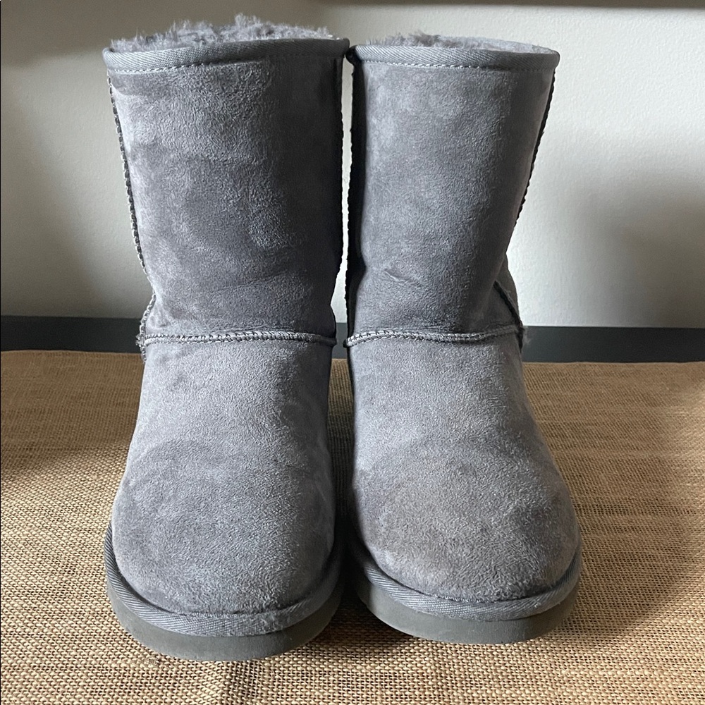 UGG Classic Short II boots in gray. Size 9. Excellent condition.
